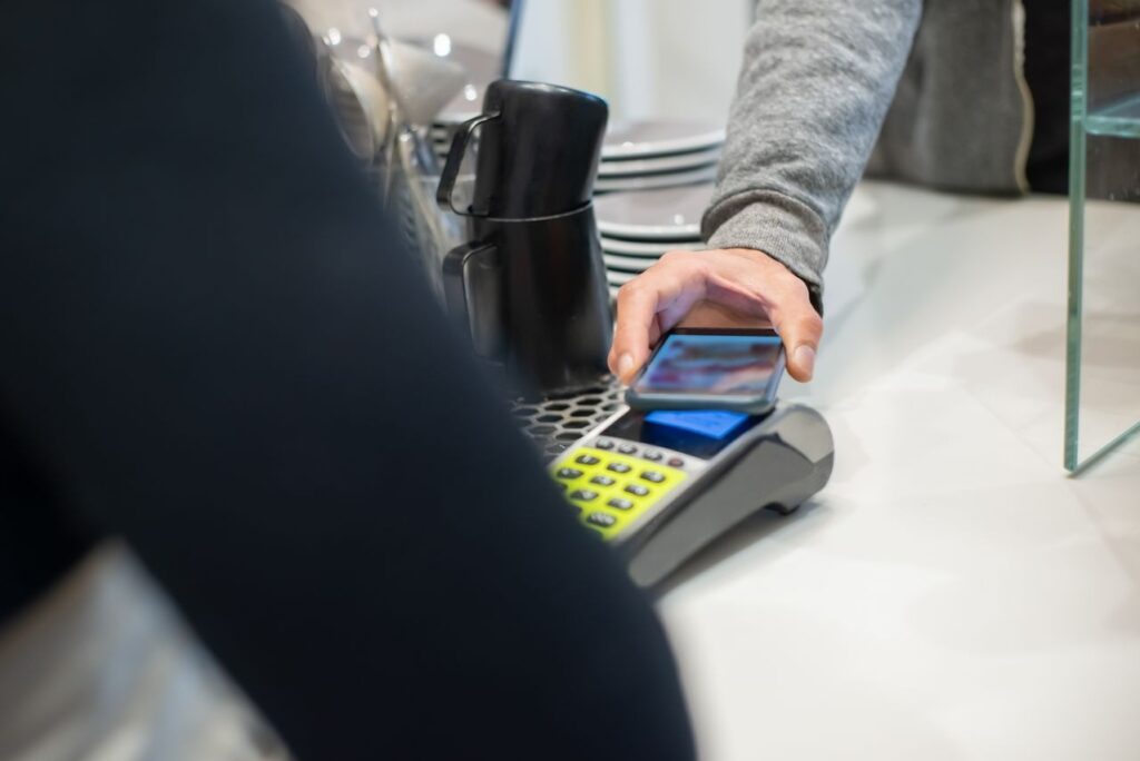 kuvassa lähilukulaite ja mobiilimaksu-tapahtuma
